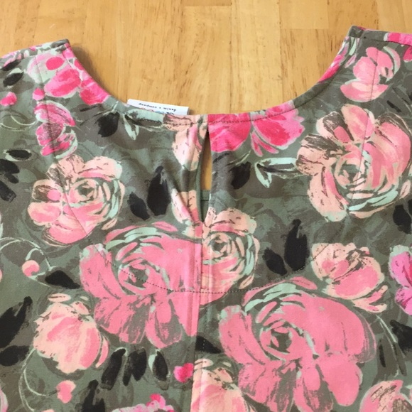 ⭐️Sold⭐️Green floral d&co. Top Size: 2X - Picture 4 of 4